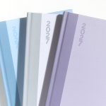 Agenda diaria de papel estucado y acabado laminado con marcapáginas A5 color violeta