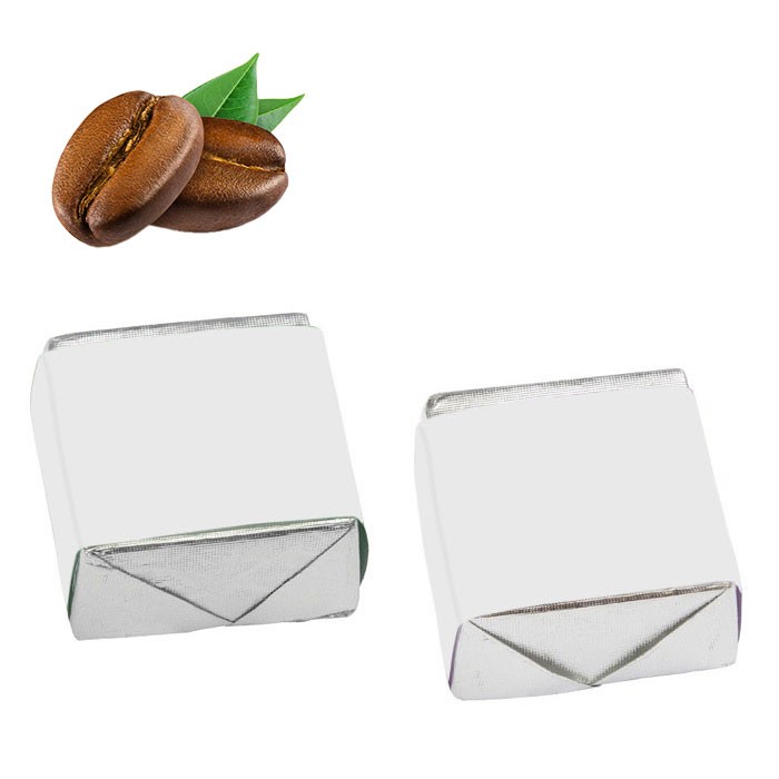 Chocolates de leche en forma de cubo con variedad de rellenos color café