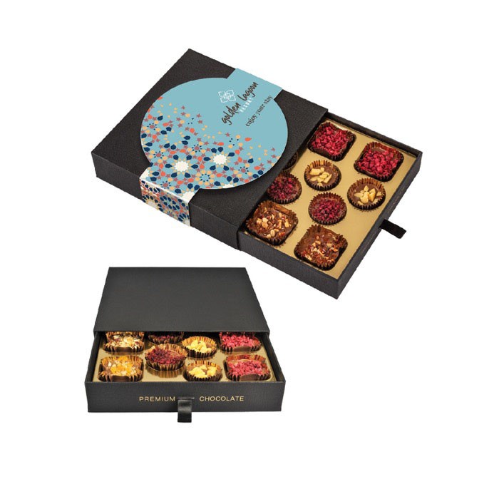 Cofre de 12 chocolates premium semi envueltos con 4 sabores distintos color negro