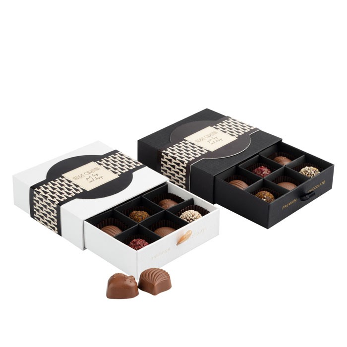 Cofre de bombones pralinés en forma de bola navideña o decoradas color blanco