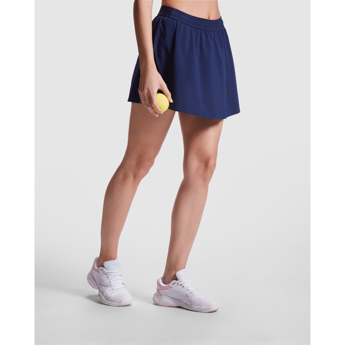 Falda sport para mujer de poliéster reciclado 100 g/m2 Roly Direct Serena color azul marino tercera vista de uso Falda sport para mujer de poliéster reciclado 100 g/m2 Roly Direct Serena color azul marino tercera vista de uso