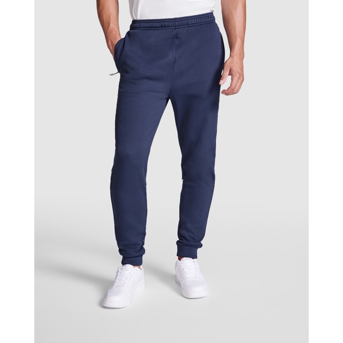Pantalón deportivo largo de poliéster 240 g/m2 Roly Direct Rodas color azul marino primera vista de uso Pantalón deportivo largo de poliéster 240 g/m2 Roly Direct Rodas color azul marino primera vista de uso