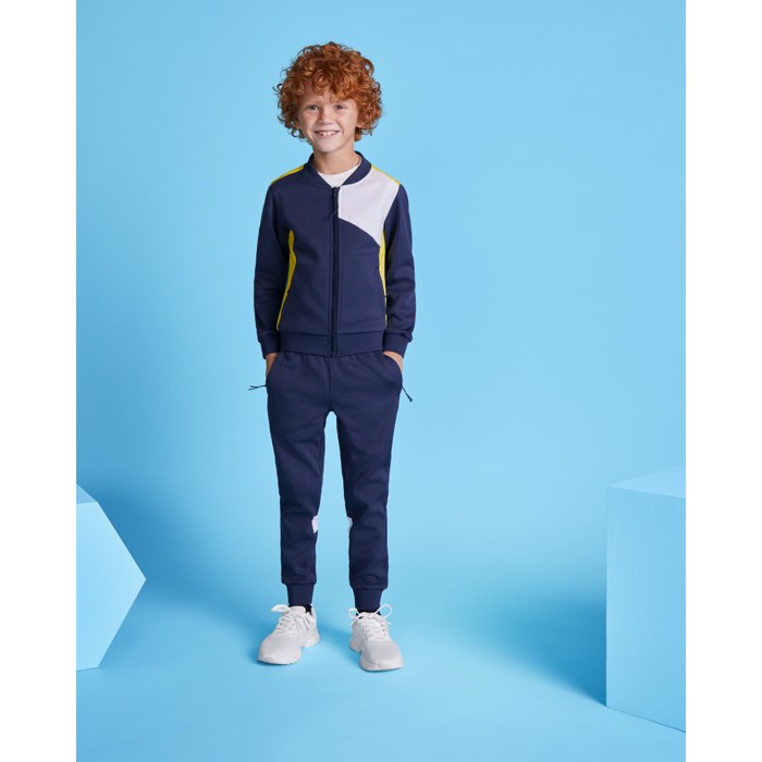 Pantalón deportivo largo de poliéster 240 g/m2 Roly Direct Rodas color azul marino segunda vista de uso Pantalón deportivo largo de poliéster 240 g/m2 Roly Direct Rodas color azul marino segunda vista de uso