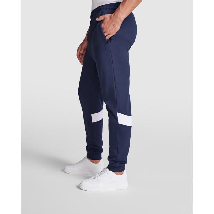 Pantalón deportivo largo de poliéster 240 g/m2 Roly Direct Rodas color azul marino septima vista de uso Pantalón deportivo largo de poliéster 240 g/m2 Roly Direct Rodas color azul marino septima vista de uso