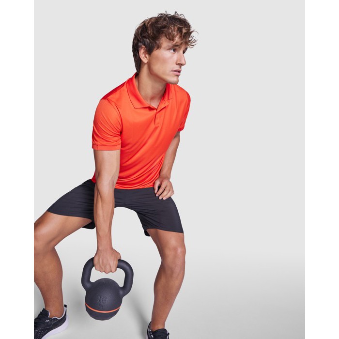 Polo técnico de poliéster reciclado manga corta 125 g/m2 Roly Direct Tormo color naranja oscuro primera vista de uso