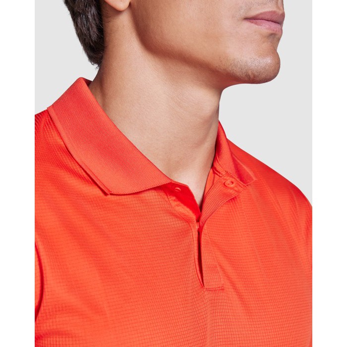 Polo técnico de poliéster reciclado manga corta 125 g/m2 Roly Direct Tormo color naranja oscuro vista detalle 1