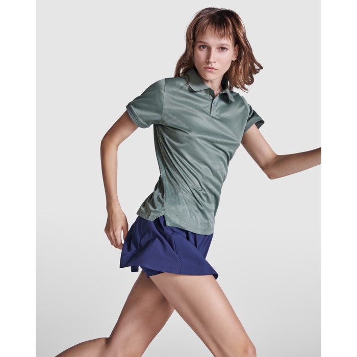 Polo técnico para mujer de poliéster reciclado 125 g/2 Roly Direct Tormo color verde oliva cuarta vista de uso