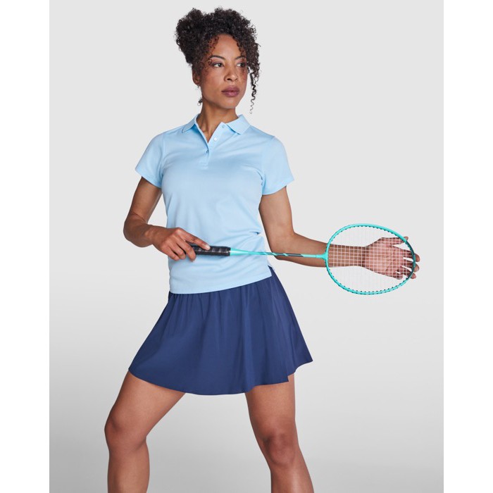 Polo técnico de poliéster piqué para mujer 150 g/m2 Roly Direct Monzha color blanco primera vista de uso