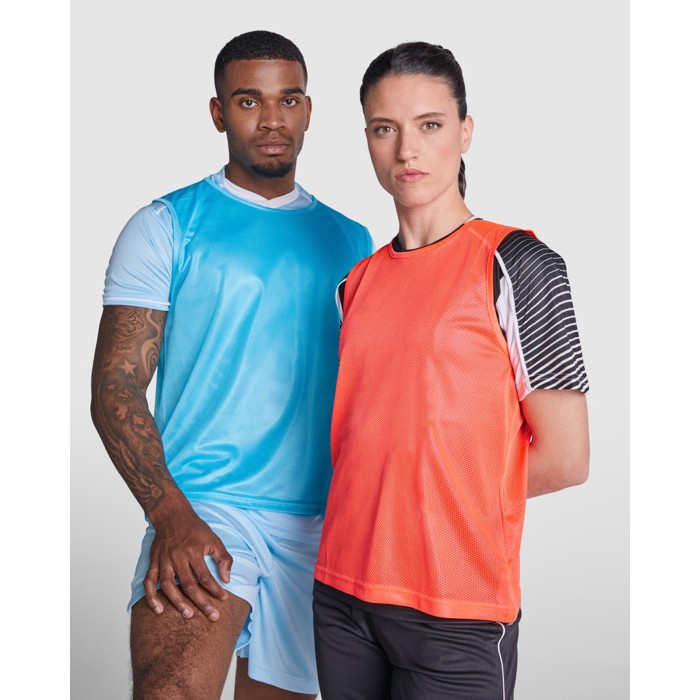 Peto deportivo unisex de poliéster transpirable 90 g/m2 Roly Direct Roma color blanco tercera vista de uso Peto deportivo unisex de poliéster transpirable 90 g/m2 Roly Direct Roma color blanco tercera vista de uso