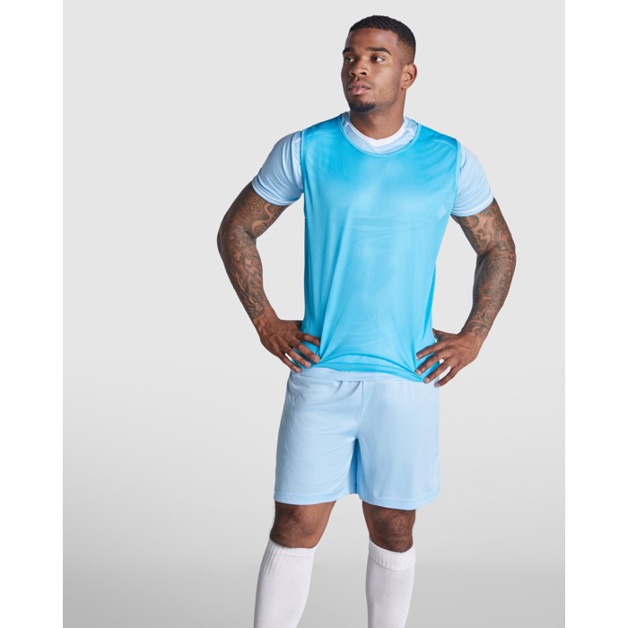 Peto deportivo unisex de poliéster transpirable 90 g/m2 Roly Direct Roma color blanco cuarta vista de uso Peto deportivo unisex de poliéster transpirable 90 g/m2 Roly Direct Roma color blanco cuarta vista de uso