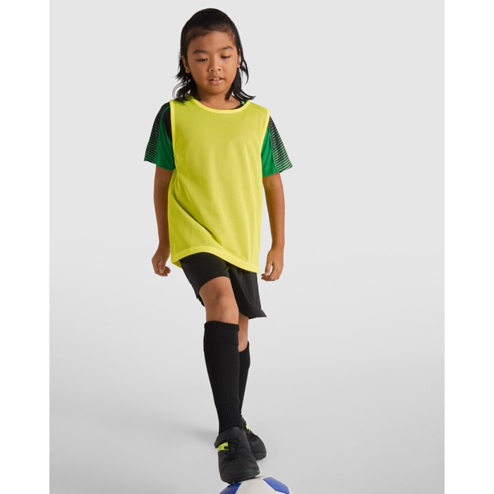 Peto deportivo unisex de poliéster transpirable 90 g/m2 Roly Direct Roma color amarillo fluorescente segunda vista de uso Peto deportivo unisex de poliéster transpirable 90 g/m2 Roly Direct Roma color amarillo fluorescente segunda vista de uso