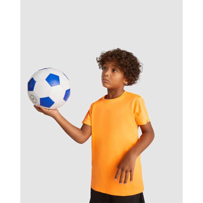 Camiseta técnica en manga corta de tejidos reciclados 135 g/m2 Roly Direct Imola color naranja fluorescente segunda vista de uso