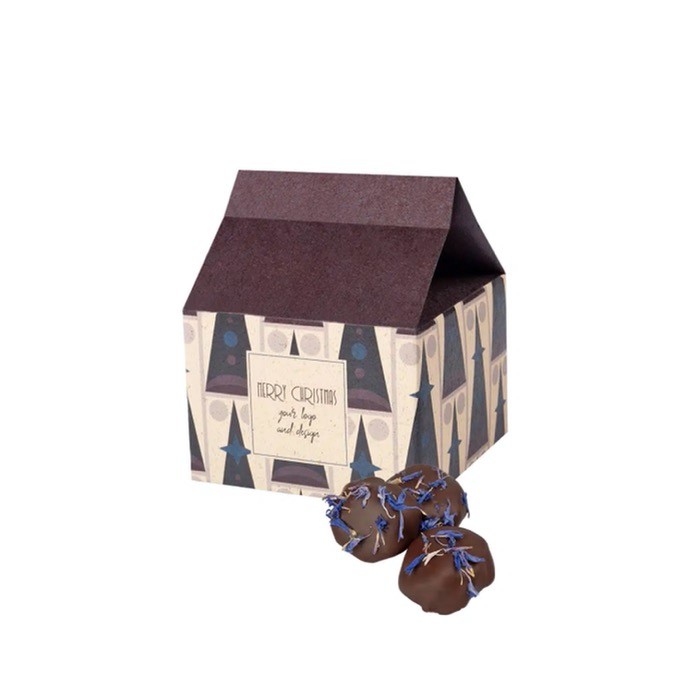 Casita navideña con bombones de ciruelas recubiertas de chocolate color blanco