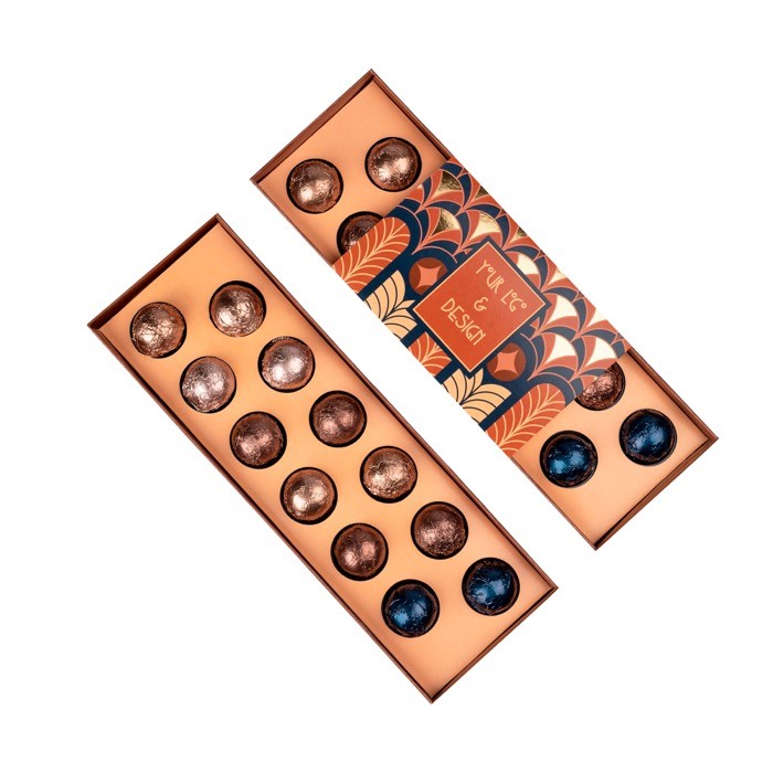 Cofre de 12 bombones de chocolate belga de varios sabores color blanco tercera vista