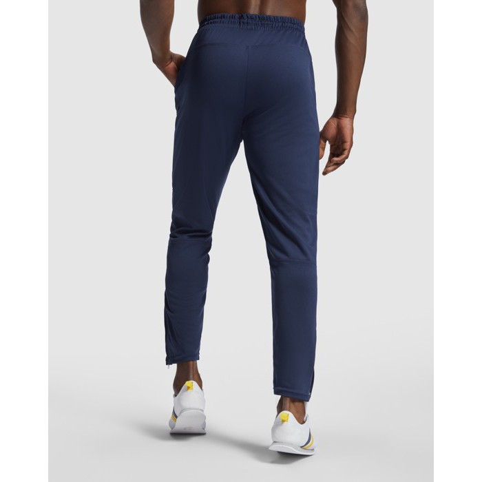 Pantalón de chándal largo estilo pitillo 200 g/m2 Roly Direct Neapolis color azul marino cuarta vista de uso Pantalón de chándal largo estilo pitillo 200 g/m2 Roly Direct Neapolis color azul marino cuarta vista de uso