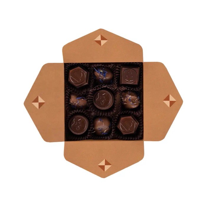 Caja de 9 chocolates con leche con relleno café o ciruelas color natural segunda vista Caja de 9 chocolates con leche con relleno café o ciruelas color natural segunda vista