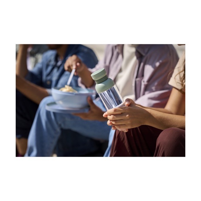 Botella MEPAL antifugas de plástico con tritán con asa 500ml color verde pistacho imagen de estilo de vida Botella MEPAL antifugas de plástico con tritán con asa 500ml color verde pistacho imagen de estilo de vida