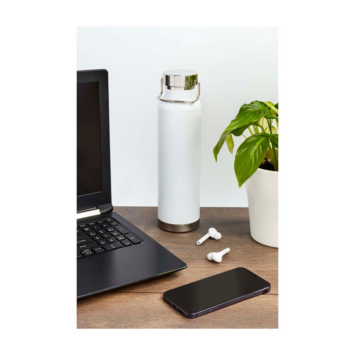 Botella de acero inox reciclado de doble pared y tapa de rosca 650ml color gris imagen de estilo de vida 2 Botella de acero inox reciclado de doble pared y tapa de rosca 650ml color gris imagen de estilo de vida 2