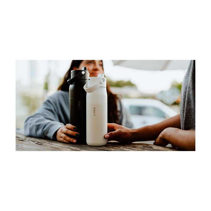 Botella inteligente con filtro de agua y app de rastreo 680ml LARQ PureVisTM 2.0 color negro imagen de estilo de vida Botella inteligente con filtro de agua y app de rastreo 680ml LARQ PureVisTM 2.0 color negro imagen de estilo de vida