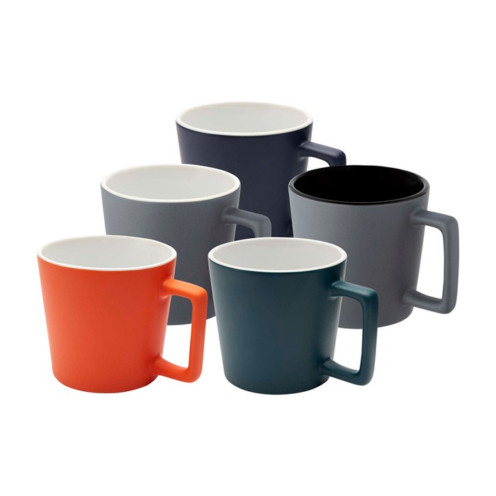 Taza de cerámica con acabado mate y asa en forma cuadrada 370ml color naranja segunda vista varios colores Taza de cerámica con acabado mate y asa en forma cuadrada 370ml color naranja segunda vista varios colores