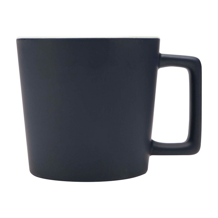 Taza de cerámica con acabado mate y asa en forma cuadrada 370ml color azul marino vista lateral Taza de cerámica con acabado mate y asa en forma cuadrada 370ml color azul marino vista lateral