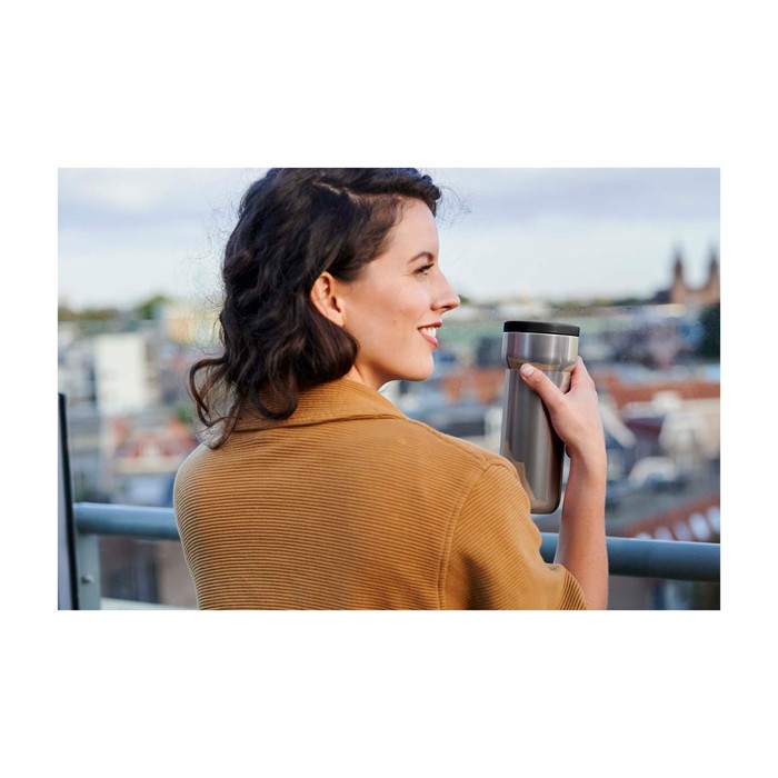 Taza térmica de viaje de acero inoxidable 375ml Mepal Ellipse color negro imagen de estilo de vida