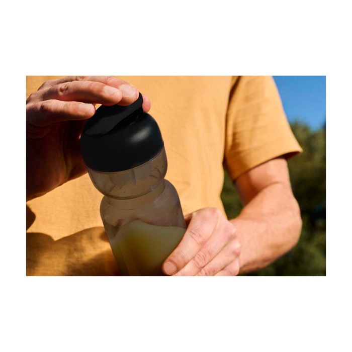 Shaker de plástico con mezclador incluido 800ml Mepal Shaker color blanco imagen de estilo de vida