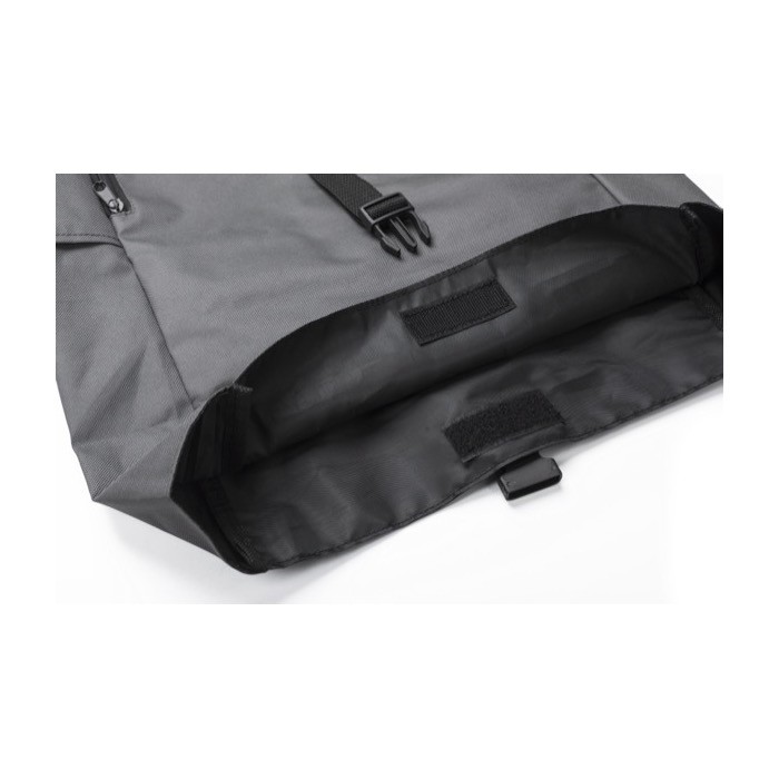 Mochila enrollable de RPET 600D con cierre de velcro y hebilla color gris cuarta vista Mochila enrollable de RPET 600D con cierre de velcro y hebilla color gris cuarta vista