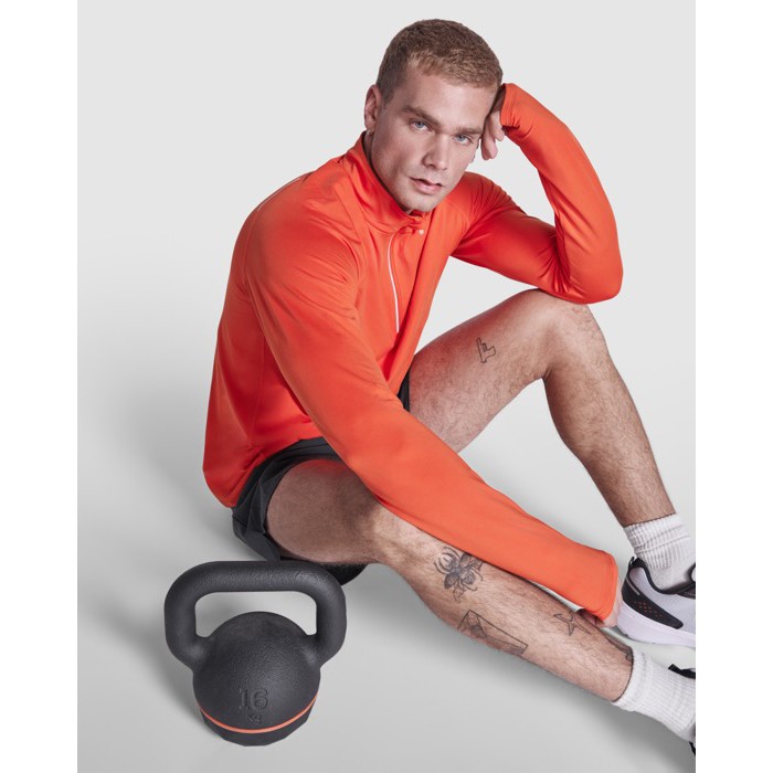 Sudadera técnica de poliéster reciclado 200 g/m2 Roly Direct Estambul color naranja oscuro primera vista de uso