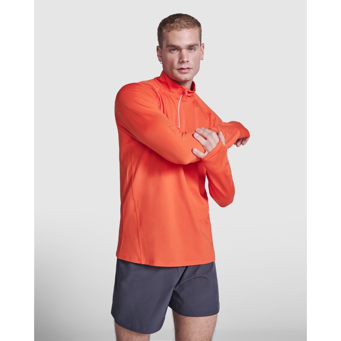 Sudadera técnica de poliéster reciclado 200 g/m2 Roly Direct Estambul color naranja oscuro sexta vista de uso