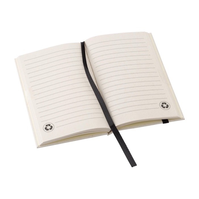 Libreta reciclada de tapa dura con elástico negro hojas a rayas A6 color blanco/negro cuarta vista Libreta reciclada de tapa dura con elástico negro hojas a rayas A6 color blanco/negro cuarta vista