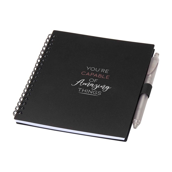 Libreta de plástico reciclado con bolígrafo con soporte tinta azul color negro vista impresión tampografía Libreta de plástico reciclado con bolígrafo con soporte tinta azul color negro vista impresión tampografía