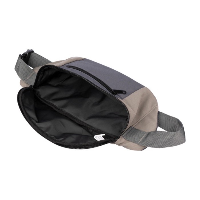 Riñonera tricolor de poliéster con bolsillo frontal y superior color marrón grisáceo segunda vista