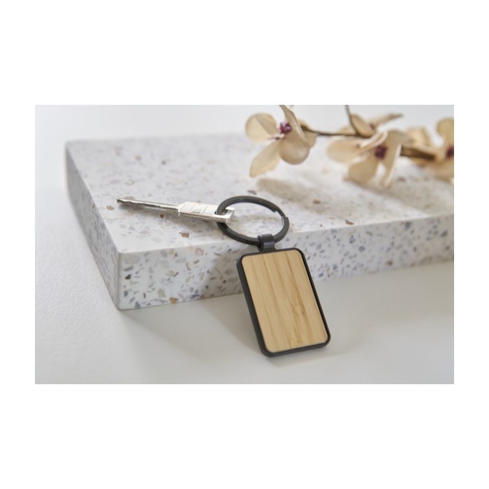 Llavero de bambú con borde y colgador de metal negro personalizable color negro segunda vista