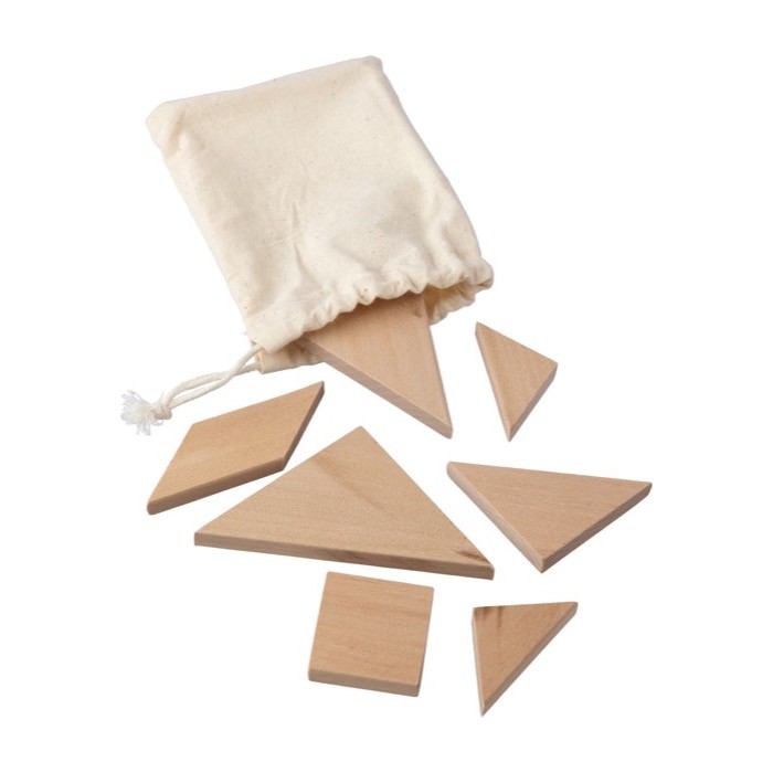 Clásico set de rompecabezas y tangram hecho de madera natural color marrón primera vista