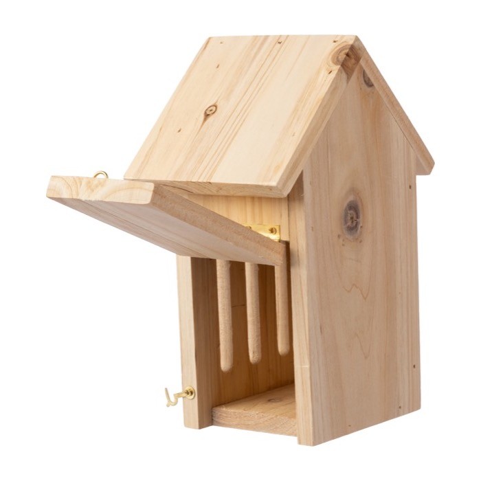 Casita para colgar de mariposas hecha de madera de pino color marrón cuarta vista