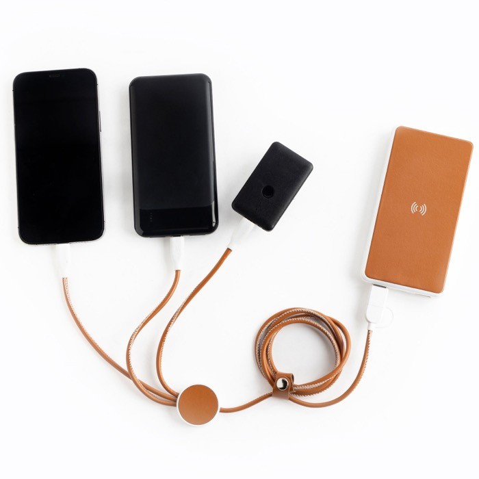 Cable de carga vintage 6 en 1 de cuero sintético y ABS reciclado vista de ambiente