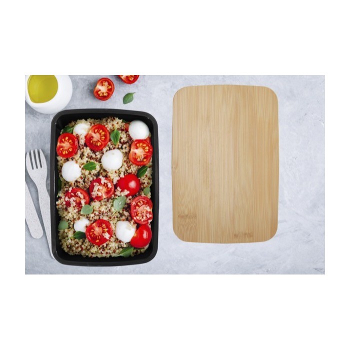 Fiambrera de plástico reciclado con tapa de bambú y banda elástica color negro imagen de estilo de vida