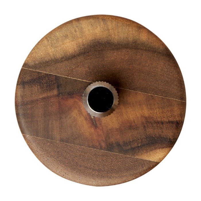 Molinillo de pimienta o sal hecho de cerámica con capa de madera color madera tercera vista frontal