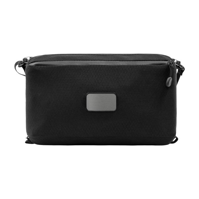 Bandolera de poliéster reciclado con varios compartimientos color negro primera vista