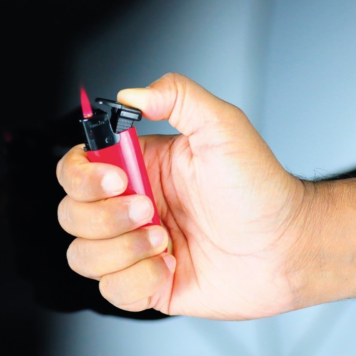 Mechero electrónico con llama resistente a la fuerza del viento vista 1