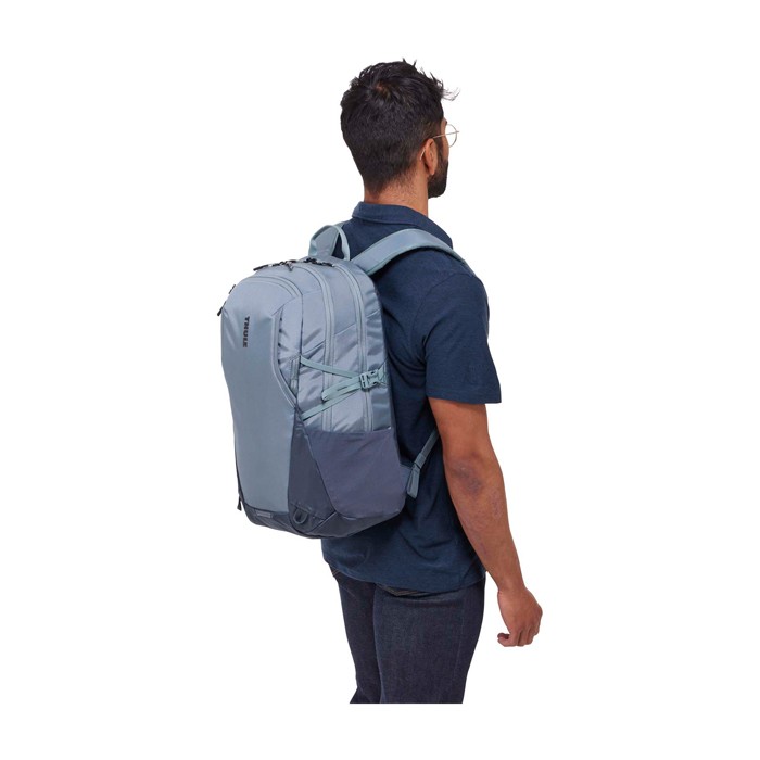 Mochila para el aire libre con organizadores Thule EnRoute 15.6” color gris imagen de estilo de vida Mochila para el aire libre con organizadores Thule EnRoute 15.6” color gris imagen de estilo de vida