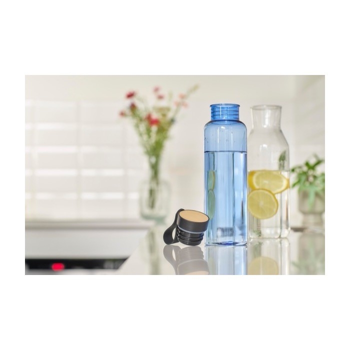 Botella de RPET con detalle de bambú y correa en la tapa 750ml séptima vista Botella de RPET con detalle de bambú y correa en la tapa 750ml séptima vista