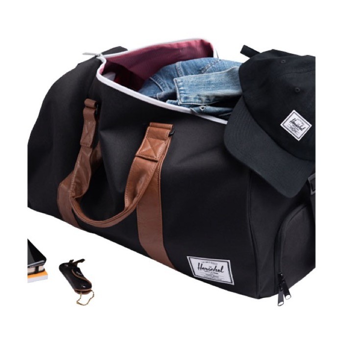 Bolsa de viaje Herschel Novel™ reciclada con hueco para zapatos color negro imagen de estilo de vida 2 Bolsa de viaje Herschel Novel™ reciclada con hueco para zapatos color negro imagen de estilo de vida 2