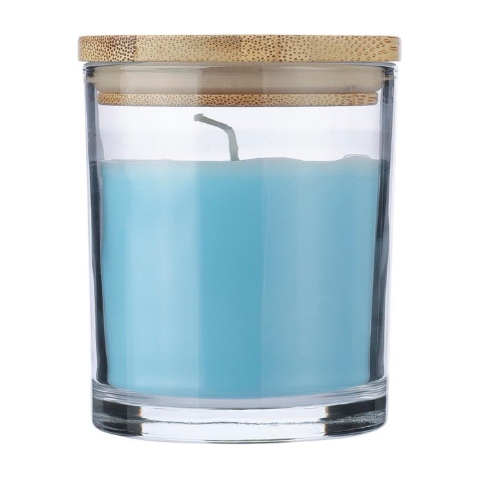 Vela con aroma a vainilla en tarro de vidrio y tapa de bambú color azul claro primera vista Vela con aroma a vainilla en tarro de vidrio y tapa de bambú color azul claro primera vista