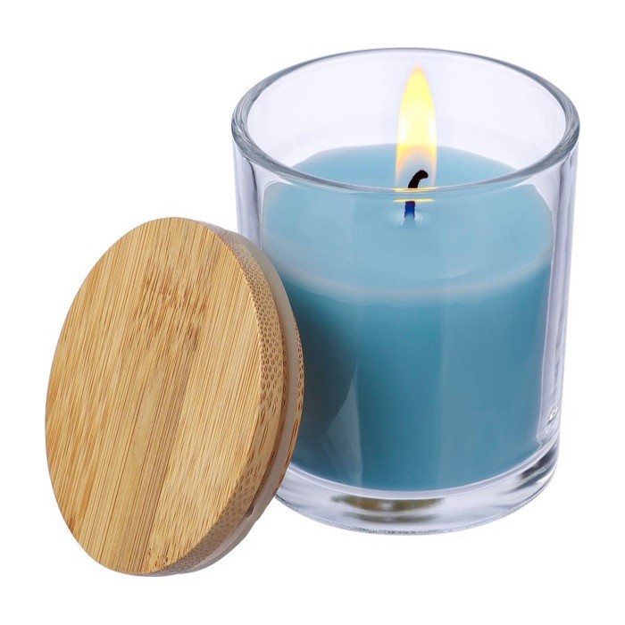 Vela con aroma a vainilla en tarro de vidrio y tapa de bambú primera vista Vela con aroma a vainilla en tarro de vidrio y tapa de bambú primera vista