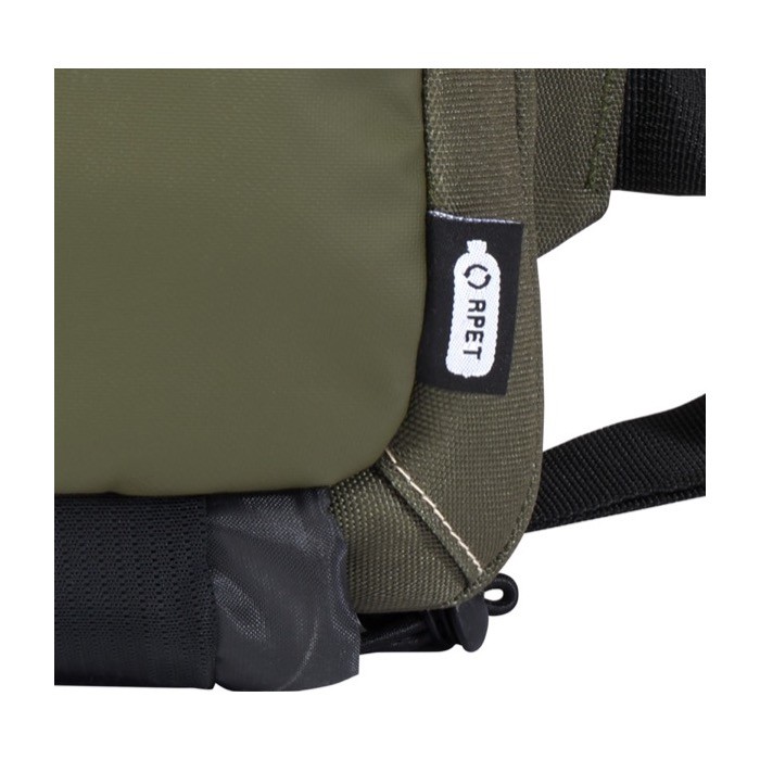 Bandolera de poliéster reciclado con compartimentos de malla color verde vista detalle 1