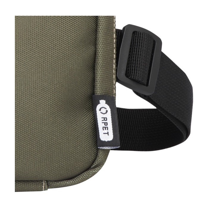 Neceser de poliéster reciclado 900D con compartimiento principal color verde vista detalle 1 Neceser de poliéster reciclado 900D con compartimiento principal color verde vista detalle 1