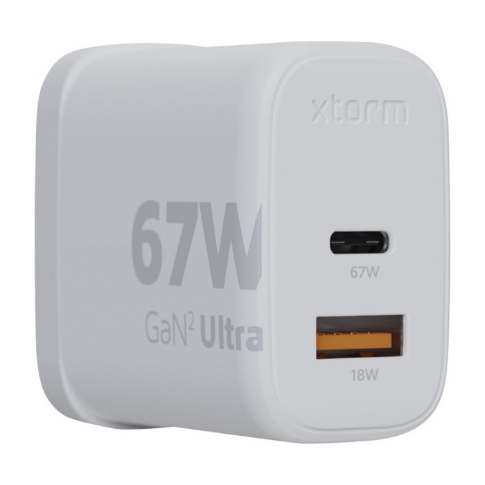 Cargador con enchufe británico hecho de plástico reciclado 67W color blanco cuarta vista Cargador con enchufe británico hecho de plástico reciclado 67W color blanco cuarta vista