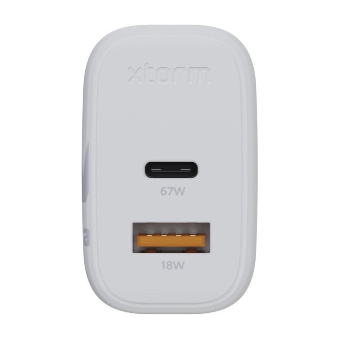 Cargador con enchufe británico hecho de plástico reciclado 67W color blanco tercera vista frontal Cargador con enchufe británico hecho de plástico reciclado 67W color blanco tercera vista frontal